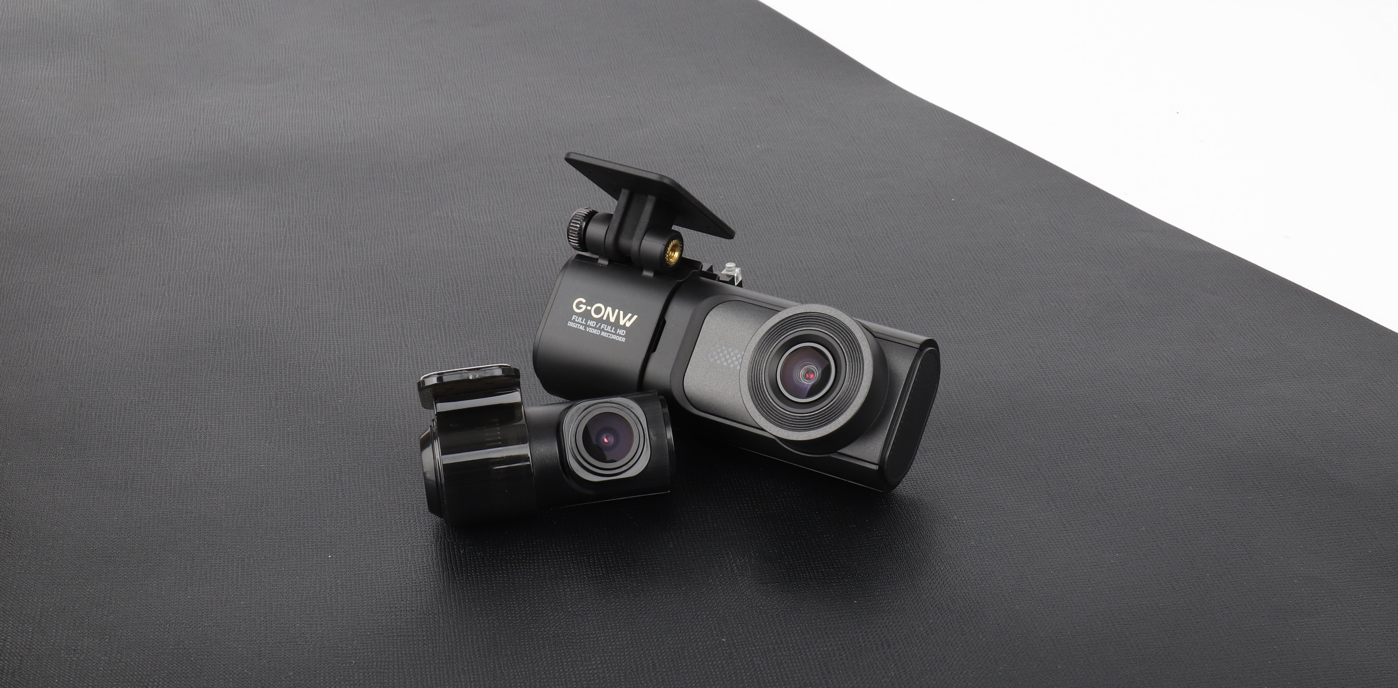 La dashcam Gnet G-ONW est présentée sur un fond noir, avec l'unité principale et la caméra arrière côte à côte, ce qui souligne son aspect compact et élégant.