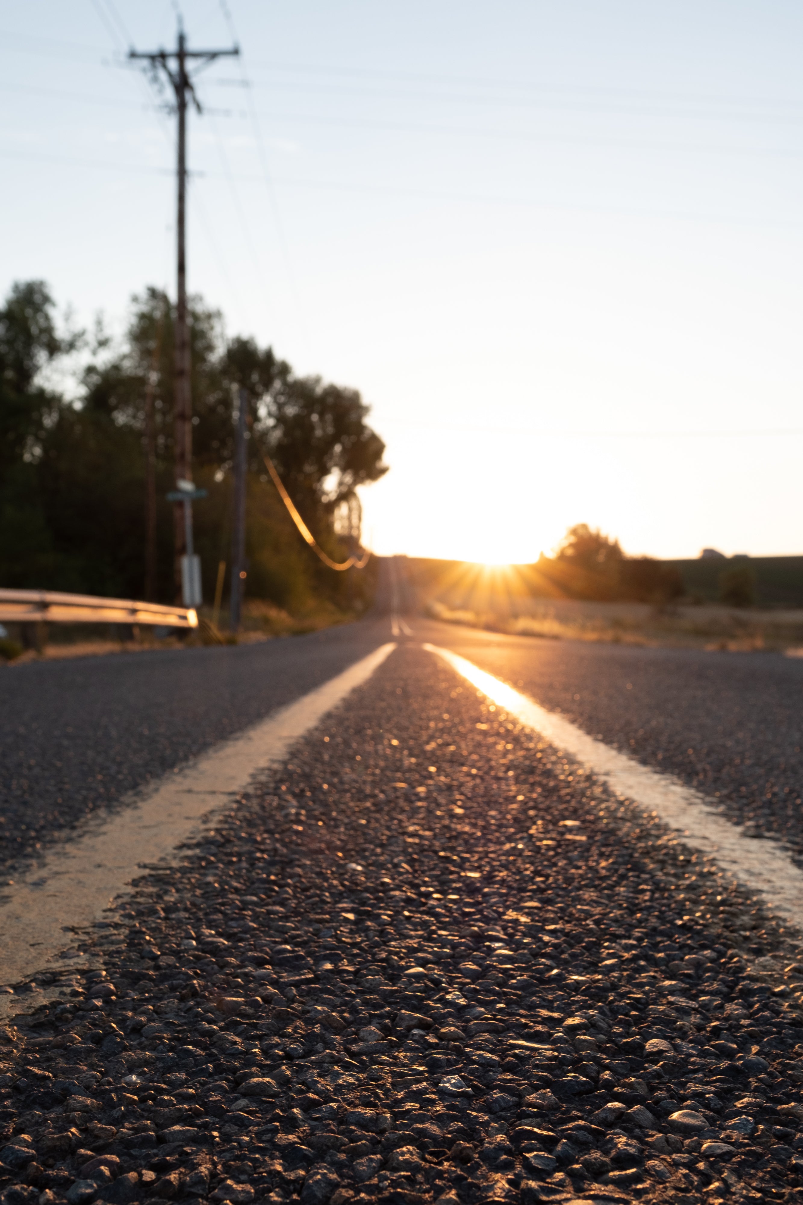 gros plan de la route de campagne au lever du soleil.jpg