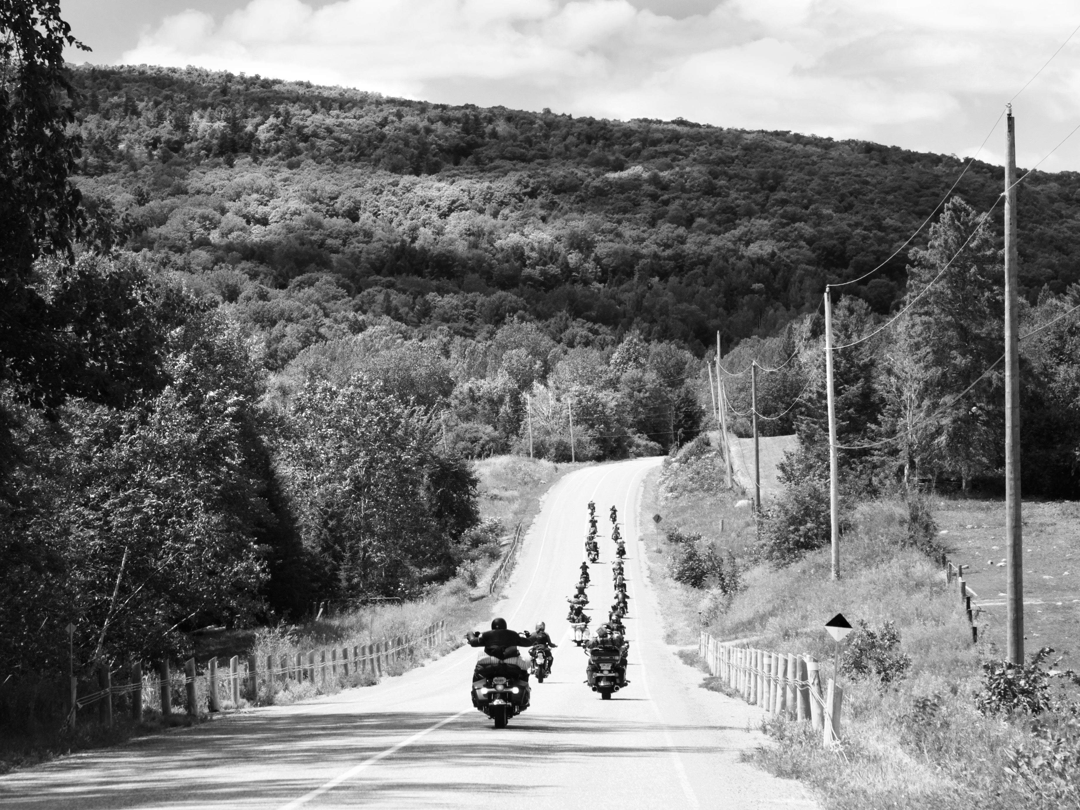 motorrad-karawane-fährt-bergab-in-schwarz-weiss.jpg