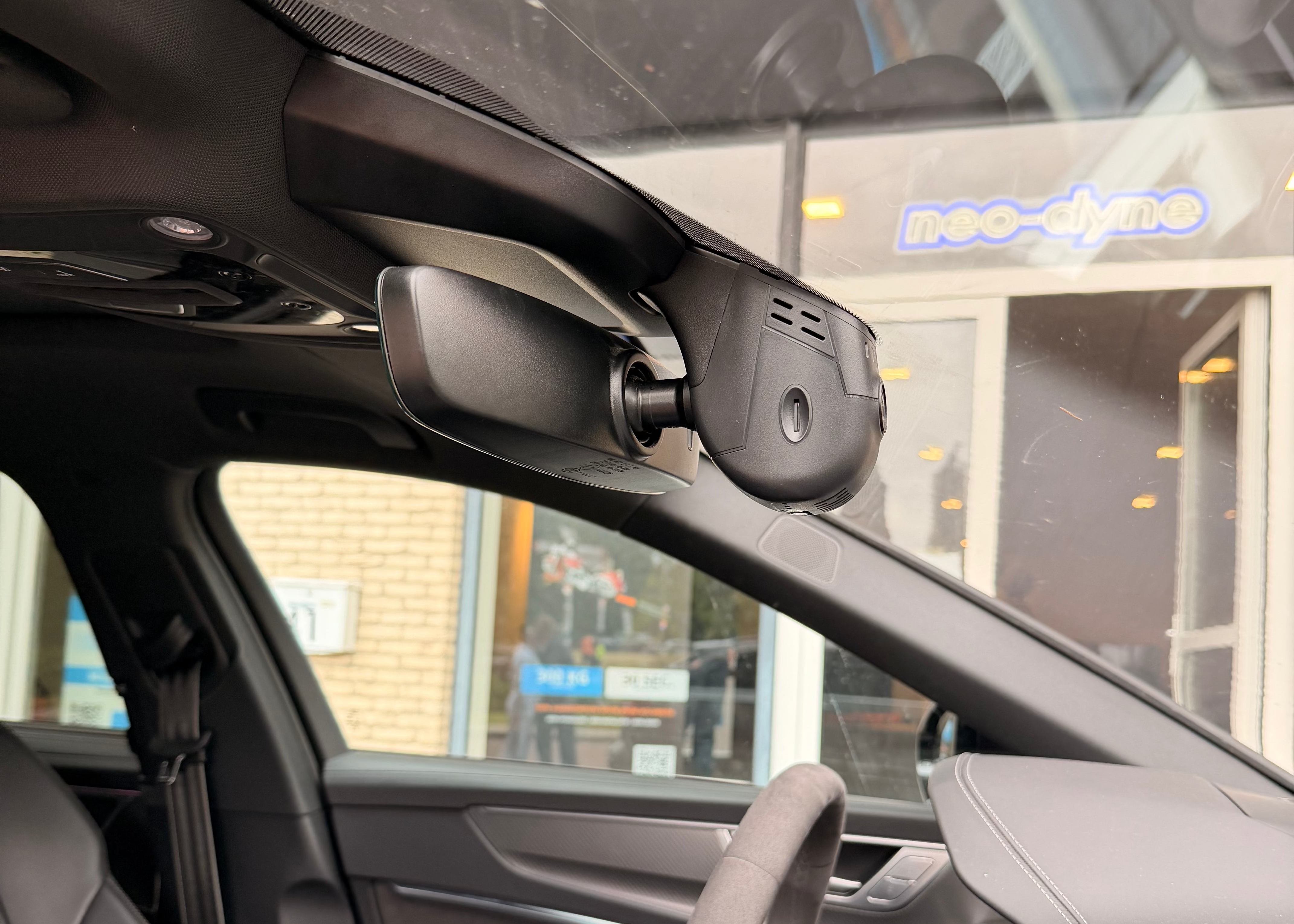 Cam-It Premium: een onzichtbare dashcam, vakkundig gemonteerd — vanaf €25 reserveren