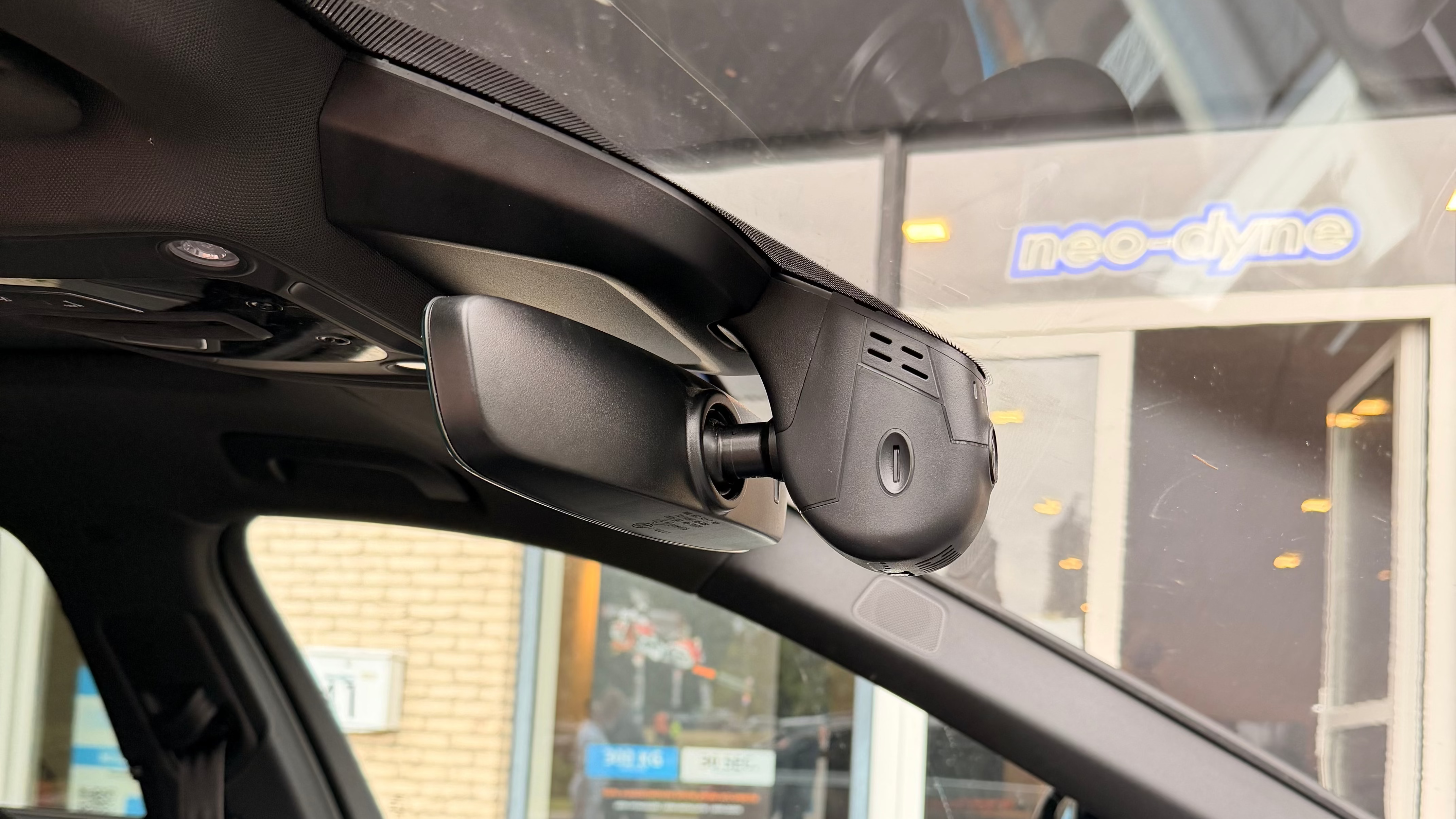 Cam-It Premium: OEM dashcam onzichtbaar gemonteerd achter de binnenspiegel