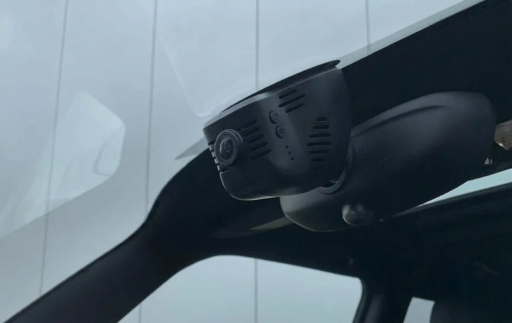 MINI OEM dashcam — onzichtbaar geïntegreerd naast de binnenspiegel