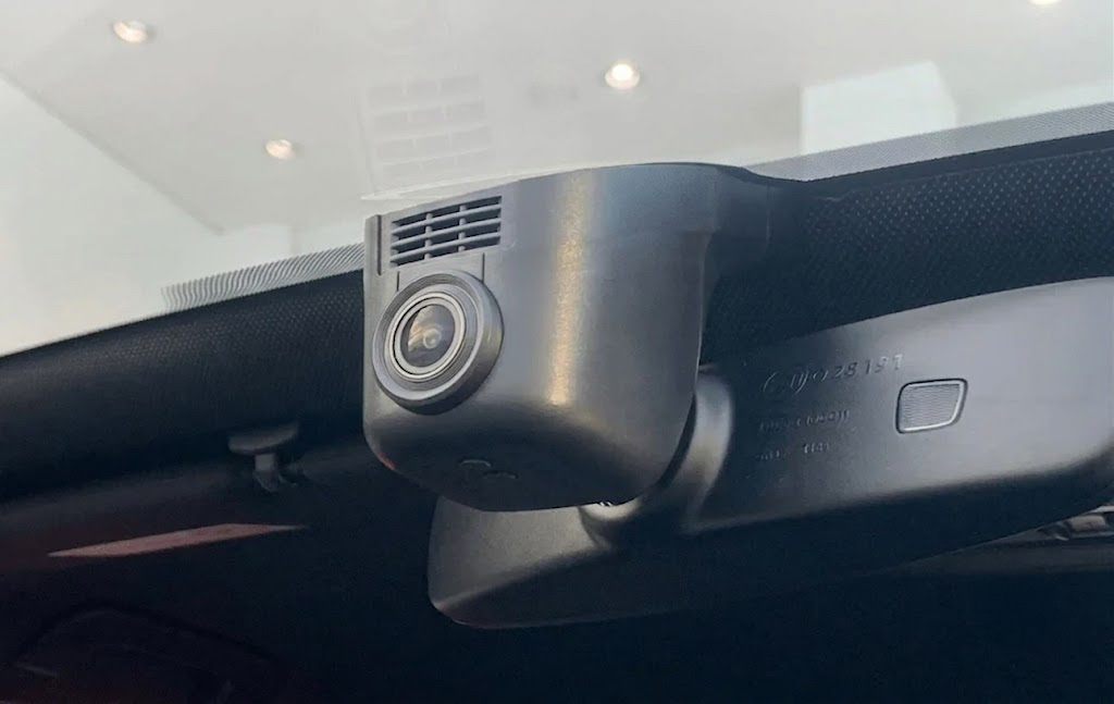 OEM dashcam voor Rolls-Royce — onzichtbaar geïntegreerd naast de binnenspiegel