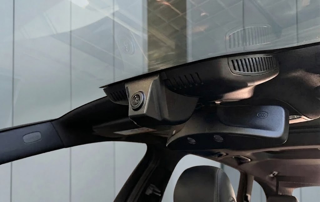 OEM dashcam voor Kia — volledig weggewerkt in het interieur